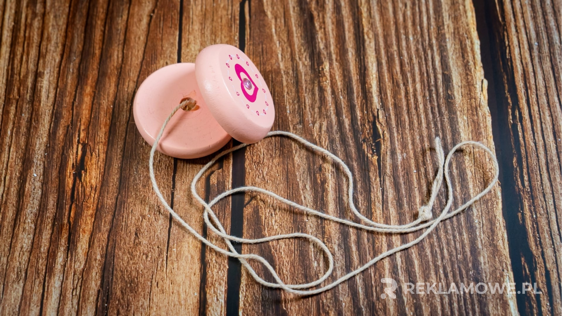 Analiza kosztów jojo reklamowych na biurku