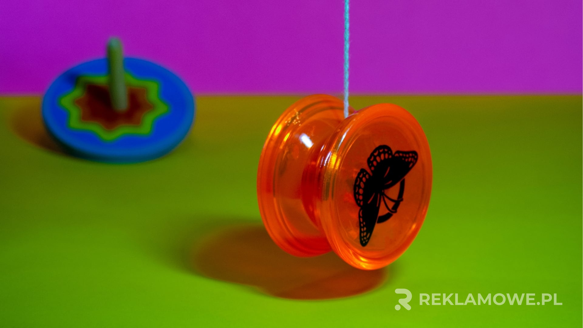 Kolorowe jojo na tle biurowym