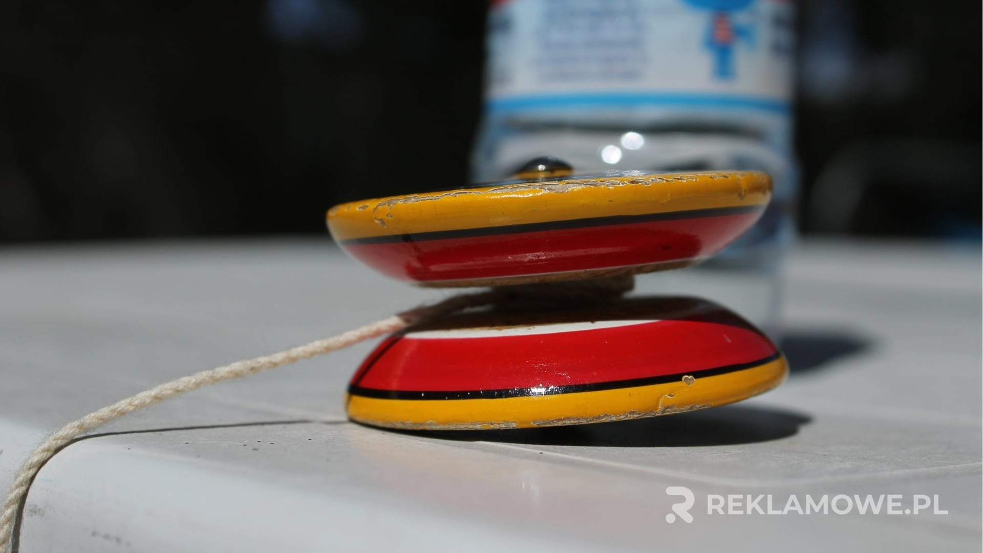 Jojo reklamowe z logo firmy jako narzędzie wsparcia strategii marki