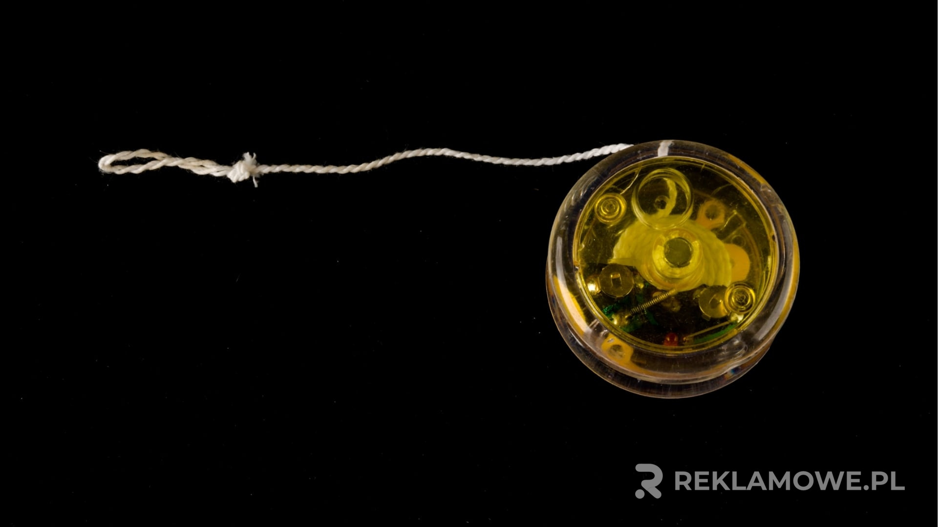 Jojo reklamowe na tle różnorodnych materiałów promocyjnych